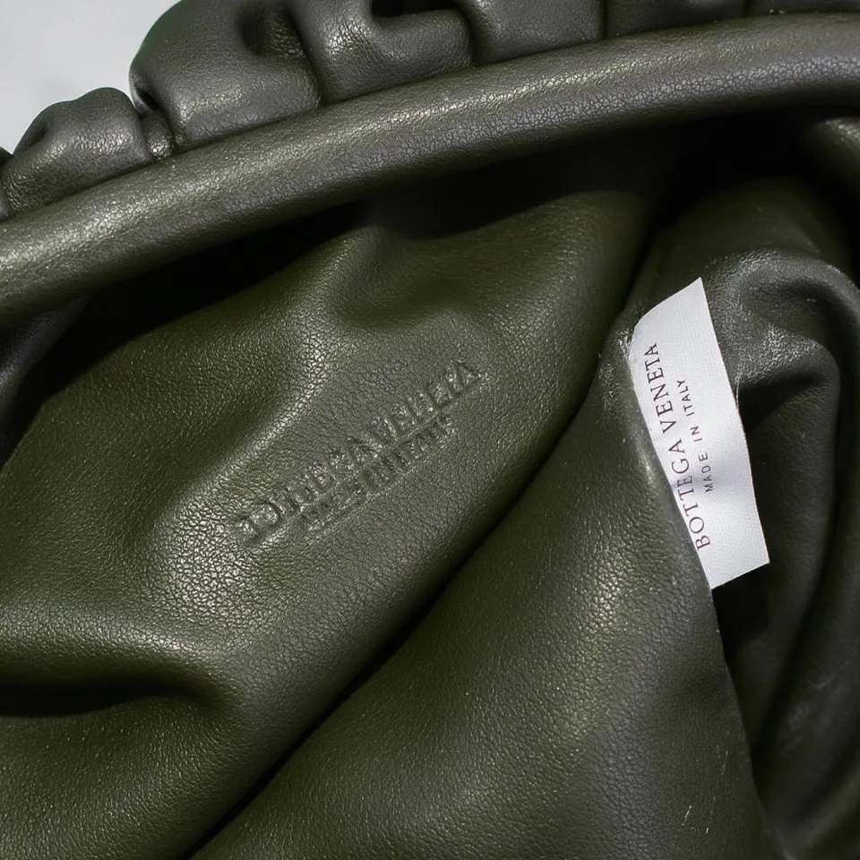 Batch 1660 Bottega Veneta cloud bag ☁️POUCH series original plain calfskin, super low-key and attractive, soft and casual, major Internet celebrity bloggers are crazy about calling it fashionable and classy, ​​lazy and intellectual Large size: 38x20x8.5cm (large cloud plain) dark green